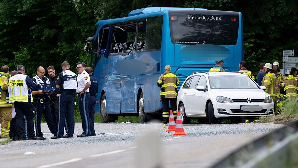 Ein schwerer Busunfall wirft neue Fragen der Verkehrssicherheit auf. Ein schwerer Busunfall wirft neue Fragen der Verkehrssicherheit auf.