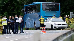 Ein schwerer Busunfall wirft neue Fragen der Verkehrssicherheit auf. Ein schwerer Busunfall wirft neue Fragen der Verkehrssicherheit auf.