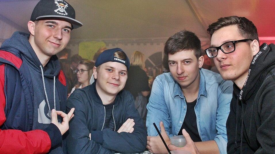 Die besten Bilder vom Wein- und Wei&szlig;bierfest des Burschenvereins Arth und der M&auml;dchengruppe.