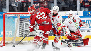 Und rein damit: Tor Immo (links) avancierte am Freitagabend zum Matchwinner. Der schwedische EVL-Stürmer war an der Vorbereitung des zweiten Treffers beteiligt und markierte - jeweils im Powerplay - das 3:2 sowie das 4:3 in der Verlängerung höchstselbst.
