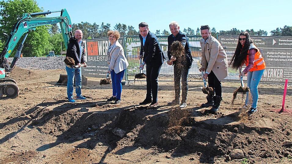 Spatenstich von Stadt, McDonalds und der bauausf&uuml;hrenden Firma. Das Baufeld im Hintergrund ist bereits vorbereitet.