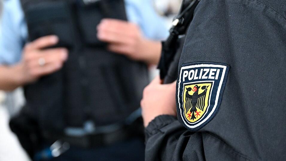 Nach dem unberechtigten Auslösen des Nothalts ermittelt die Bundespolizei in München. (Symbolbild)