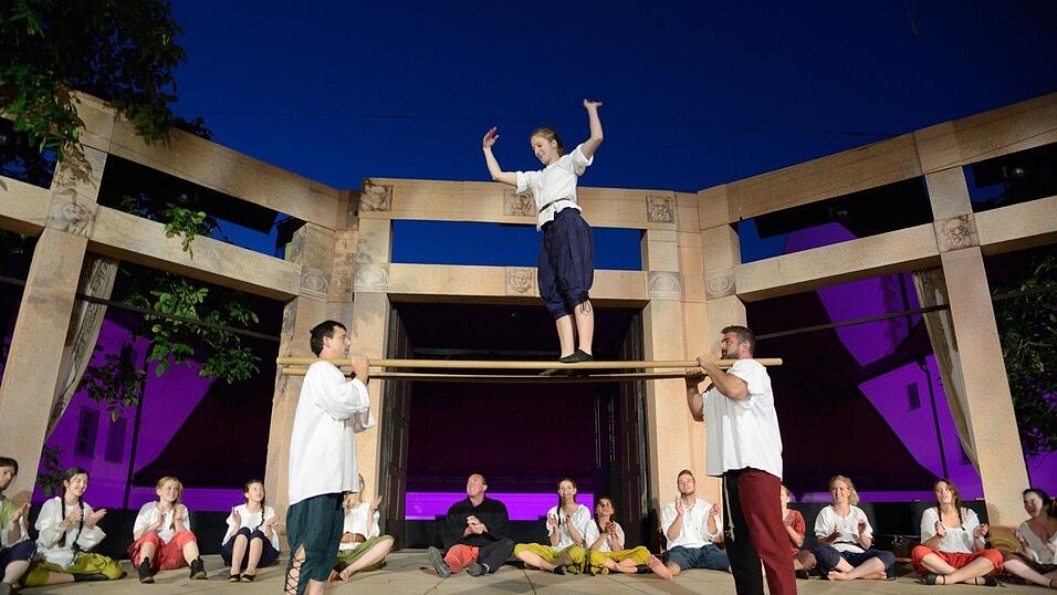 In der Pause hatte die Showtanzgruppe 'Flip Flops' Zeit, ihr ganzes Können zu präsentieren. (Fotos: Ulli Scharrer) In der Pause hatte die Showtanzgruppe 'Flip Flops' Zeit, ihr ganzes Können zu präsentieren. (Fotos: Ulli Scharrer)