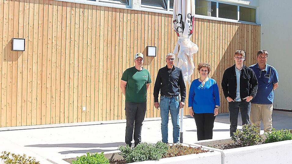 Die Sonnenterrasse mit Blick auf die Badeplatte wurde im Zuge des zweiten Bauabschnittes &uuml;berarbeitet, mit einer L&auml;rchenschalung versehen und mit neuem Pflaster belegt. Am 1. Mai kann nun die Freibadsaison starten. Dar&uuml;ber freuen sich (von links) Bademeister Patrick Gerstendorf, Richard Fischer, technischer Leiter der St&auml;dtischen Betriebe, B&uuml;rgermeisterin Alexandra Riedl sowie Jonas Schedlbauer und Manfred Janker, zust&auml;ndig f&uuml;r die kaufm&auml;nnische Abteilung des Freibadbetriebes.