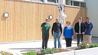 Die Sonnenterrasse mit Blick auf die Badeplatte wurde im Zuge des zweiten Bauabschnittes &uuml;berarbeitet, mit einer L&auml;rchenschalung versehen und mit neuem Pflaster belegt. Am 1. Mai kann nun die Freibadsaison starten. Dar&uuml;ber freuen sich (von links) Bademeister Patrick Gerstendorf, Richard Fischer, technischer Leiter der St&auml;dtischen Betriebe, B&uuml;rgermeisterin Alexandra Riedl sowie Jonas Schedlbauer und Manfred Janker, zust&auml;ndig f&uuml;r die kaufm&auml;nnische Abteilung des Freibadbetriebes.