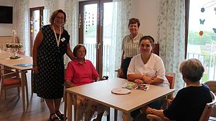 Quartiersmanagerin Claudia Zimmermann (links), Heimleiterin Monika Lobmeier (Dritte von links) und Pflegerin Gina Bauer gemeinsam mit zwei Besucherinnen der Tagespflege Sankt Michael. Quartiersmanagerin Claudia Zimmermann (links), Heimleiterin Monika Lobmeier (Dritte von links) und Pflegerin Gina Bauer gemeinsam mit zwei Besucherinnen der Tagespflege Sankt Michael.