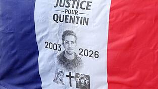 Dieses Foto zeigt ein Portr&auml;t des 23-j&auml;hrigen Opfers, der nach einer t&ouml;dlichen Schl&auml;gerei in Lyon starb. In Frankreich gibt es massive politische Spannungen nach dem gewaltsamen Tod eines Studenten am Rande eines Auftritts einer Europaabgeordneten der franz&ouml;sischen Linkspartei in Lyon.