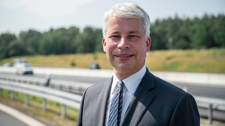 Die Milliarden müssten in die Umsetzung, sagte Bilger bei der Verkehrsfreigabe eines Autobahnteilstücks der A3 bei Erlangen. Die Milliarden müssten in die Umsetzung, sagte Bilger bei der Verkehrsfreigabe eines Autobahnteilstücks der A3 bei Erlangen.
