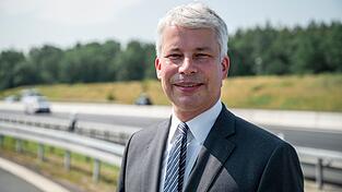 Die Milliarden müssten in die Umsetzung, sagte Bilger bei der Verkehrsfreigabe eines Autobahnteilstücks der A3 bei Erlangen. Die Milliarden müssten in die Umsetzung, sagte Bilger bei der Verkehrsfreigabe eines Autobahnteilstücks der A3 bei Erlangen.