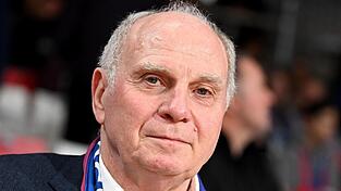 Bayern Münchens Ehrenpräsident Uli Hoeneß soll es nach einer kurzen Schrecksekunde gut gehen.