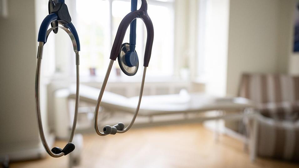 Um dem Fachkräftemangel in der Medizin gegenzusteuern, bräuchte es einer Studie zufolge mehr Studienplätze. (Archivbild) Um dem Fachkräftemangel in der Medizin gegenzusteuern, bräuchte es einer Studie zufolge mehr Studienplätze. (Archivbild)