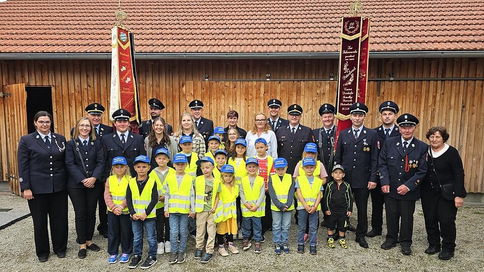 Ehrengäste und Vereinsführung zeigen sich stolz über die neue Kinderfeuerwehr der FFW Untertraubenbach.