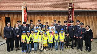 Ehrengäste und Vereinsführung zeigen sich stolz über die neue Kinderfeuerwehr der FFW Untertraubenbach.