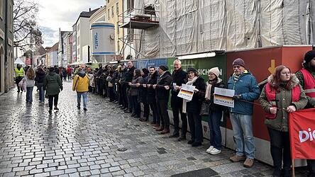 Das Bündnis 'Wir sind bunt' hatte zu der Kundgebung aufgerufen - die einen aktuellen Anlass hat. Das Bündnis 'Wir sind bunt' hatte zu der Kundgebung aufgerufen - die einen aktuellen Anlass hat.