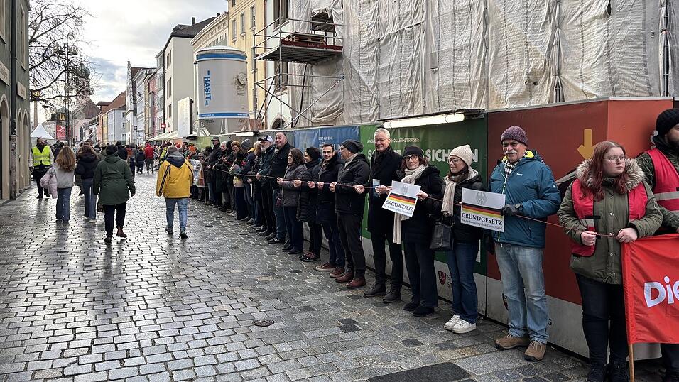 Das B&uuml;ndnis 'Wir sind bunt' hatte zu der Kundgebung aufgerufen - die einen aktuellen Anlass hat.&nbsp;