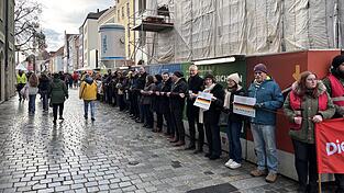 Das Bündnis 'Wir sind bunt' hatte zu der Kundgebung aufgerufen - die einen aktuellen Anlass hat. Das Bündnis 'Wir sind bunt' hatte zu der Kundgebung aufgerufen - die einen aktuellen Anlass hat.