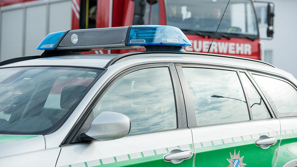 Ein sehr kurioser Beziehungsstreit beschäftigte am Freitagmorgen die Polizei und Feuerwehr in Landshut: Eine Frau hatte ihren Freund aus der Wohnung ausgesperrt - allerdings splitterfasernackt und in 15 Metern Höhe (Symbolbild). Ein sehr kurioser Beziehungsstreit beschäftigte am Freitagmorgen die Polizei und Feuerwehr in Landshut: Eine Frau hatte ihren Freund aus der Wohnung ausgesperrt - allerdings splitterfasernackt und in 15 Metern Höhe (Symbolbild).