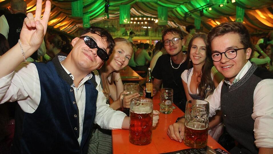 Auch am Samstagabend strömten viele Landshuter zur Dult. Auch am Samstagabend strömten viele Landshuter zur Dult.