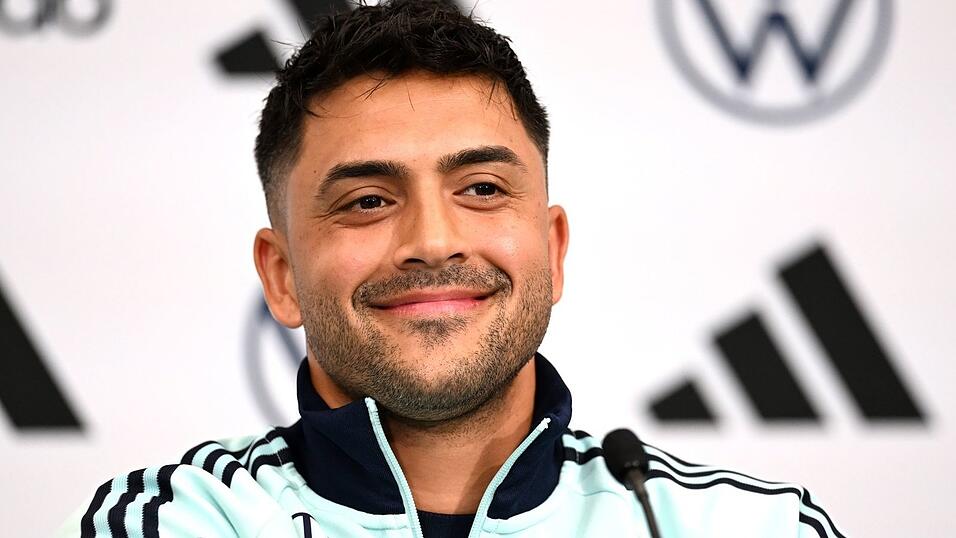 Nadiem Amiri findet den WM-Hit der deutschen Fans gut. Nadiem Amiri findet den WM-Hit der deutschen Fans gut.