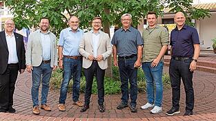 Neue Vorstandsmitglieder konnten in der vhs Dingolfing begrüßt werden. Neue Vorstandsmitglieder konnten in der vhs Dingolfing begrüßt werden.