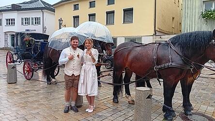 Mit der Kutsche ins Ehegl&uuml;ck: Michael M&uuml;hlbauer und Lisa Jobst.
