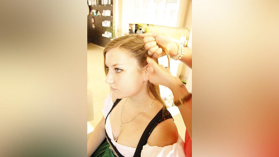 (Foto: Pfeffer)Ziehe einen Seitenscheitel. Auf der Seite mit weniger Haaren vorne eine ein Zentimeter dicke Strähne abteilen. Mit den Fingern durchfahren und drei gleich große Strähnen abteilen. (Foto: Pfeffer)Ziehe einen Seitenscheitel. Auf der Seite mit weniger Haaren vorne eine ein Zentimeter dicke Strähne abteilen. Mit den Fingern durchfahren und drei gleich große Strähnen abteilen.