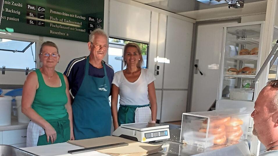 Am Fischstand ging es 'hei&szlig;' her und der 'Dorsch war wieder sehr beliebt' sagen die H&auml;rtels aus Ruhstorf.