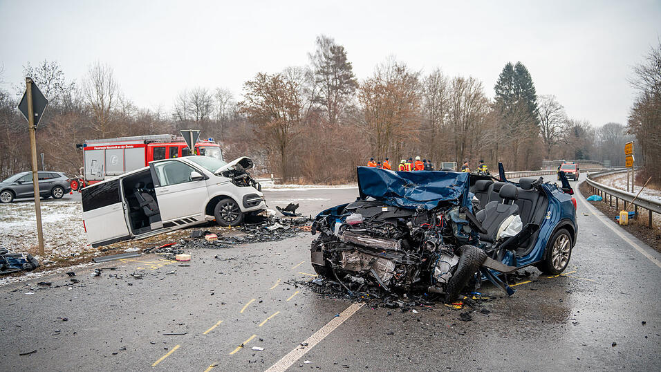 Ein Audi geriet auf der B299 in den Gegenverkehr. Ein Audi geriet auf der B299 in den Gegenverkehr.