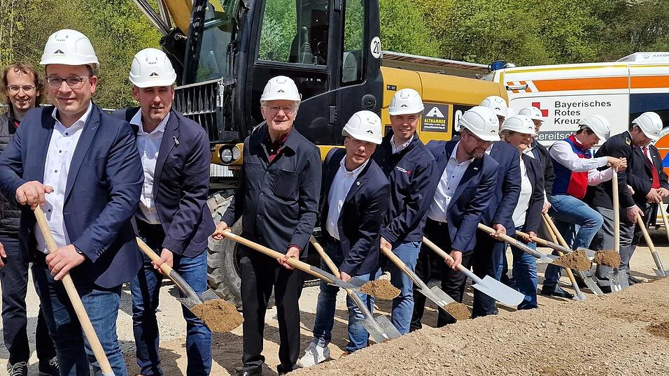 Los geht&rsquo;s! 20 Spaten stehen am Freitag f&uuml;r die Verantwortlichen und die Ehreng&auml;ste bereit, die mit dem symbolischen Akt den Startschuss f&uuml;r die Bauarbeiten in der Tiergartenstra&szlig;e geben.