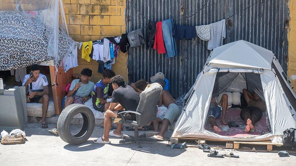 Die Lage in Spaniens Nordafrika-Exklave Ceuta ist zunehmend angespannt. Einheimische fordern die gewaltsame Rückführung von Migranten nach Marokko. (Archivbild) Die Lage in Spaniens Nordafrika-Exklave Ceuta ist zunehmend angespannt. Einheimische fordern die gewaltsame Rückführung von Migranten nach Marokko. (Archivbild)