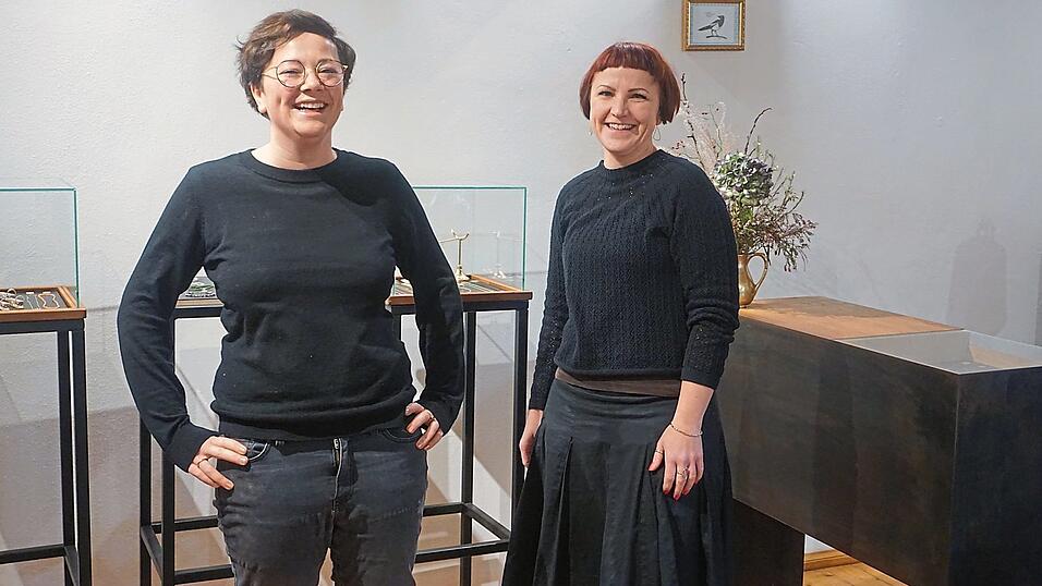 Die beiden Goldschmiedinnen Lisa Gerl (links) und Stefanie Knörschild. Die beiden Goldschmiedinnen Lisa Gerl (links) und Stefanie Knörschild.