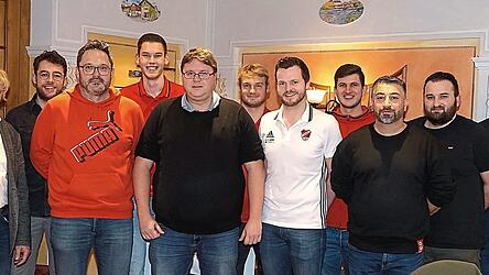 Die neue Fu&szlig;ball-Abteilungsf&uuml;hrung des FSV P&ouml;sing mit B&uuml;rgermeister Michael Reith (links) und Hauptvereinsvorsitzendem Christian Schmitz (rechts).