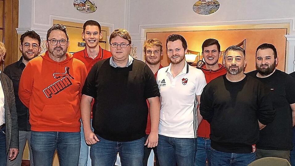 Die neue Fußball-Abteilungsführung des FSV Pösing mit Bürgermeister Michael Reith (links) und Hauptvereinsvorsitzendem Christian Schmitz (rechts). Die neue Fußball-Abteilungsführung des FSV Pösing mit Bürgermeister Michael Reith (links) und Hauptvereinsvorsitzendem Christian Schmitz (rechts).