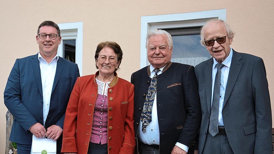 Die beiden Geburtstagskinder Johanna (79) und Georg Neumeier (80) flankiert von den beiden Gratulanten B&uuml;rgermeister Helmut Fichtner (l.) und Pfarrer i. R. Johann Hertl (r.).