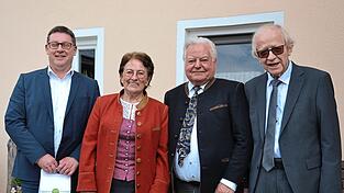 Die beiden Geburtstagskinder Johanna (79) und Georg Neumeier (80) flankiert von den beiden Gratulanten B&uuml;rgermeister Helmut Fichtner (l.) und Pfarrer i. R. Johann Hertl (r.).