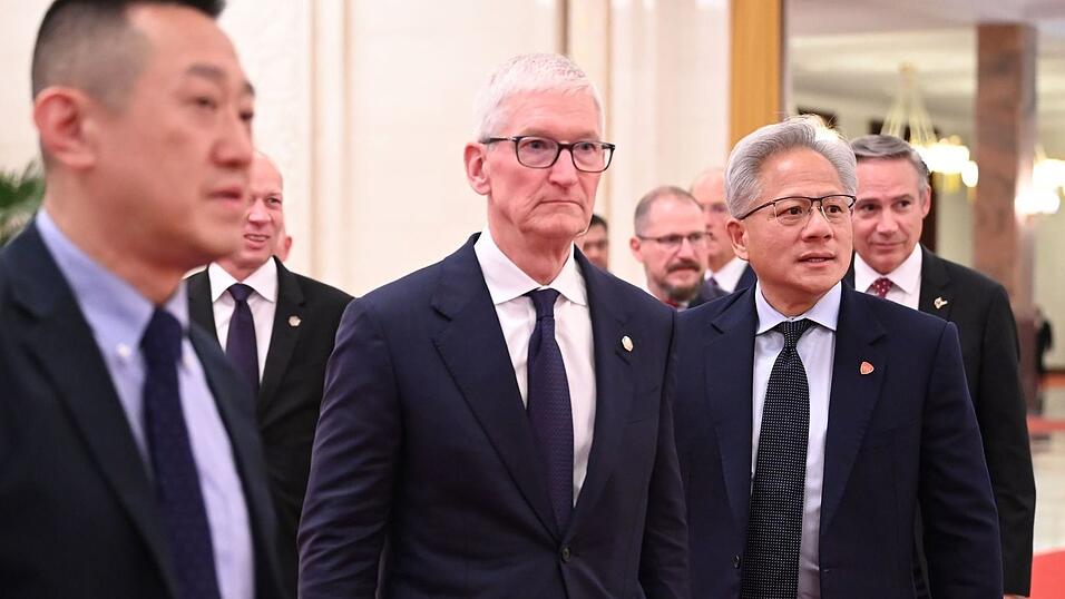 Hochrangige US-Manager wie Apple-CEO Tim Cook (M) sind beim Trump-Besuch dabei. Hochrangige US-Manager wie Apple-CEO Tim Cook (M) sind beim Trump-Besuch dabei.
