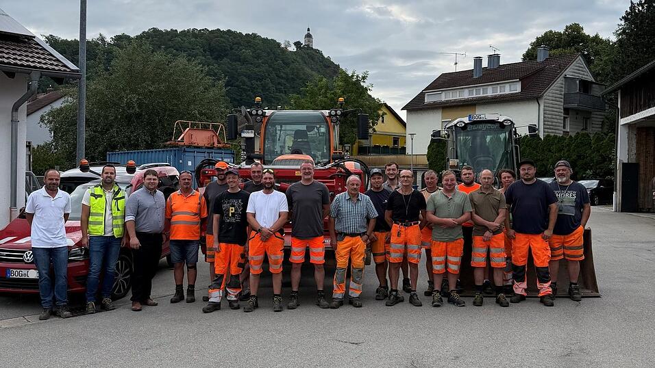Von links: Patrick Hoffmann vom Tiefbauamt Bogen, Bauhofleiter Sebastian Peintinger, Bürgermeister Walter Franz und stellvertretender Bauhofleiter Robert Schätz mit einem Teil des Bauhofteams - eine Truppe, die über ihre Arbeit auch mal hinausgeht. Von links: Patrick Hoffmann vom Tiefbauamt Bogen, Bauhofleiter Sebastian Peintinger, Bürgermeister Walter Franz und stellvertretender Bauhofleiter Robert Schätz mit einem Teil des Bauhofteams - eine Truppe, die über ihre Arbeit auch mal hinausgeht.