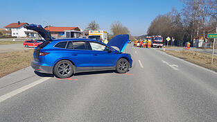 Weil die Staatsstraße für die Dauer des Unfalls gesperrt war, kam es zu Verkehrsbehinderungen.