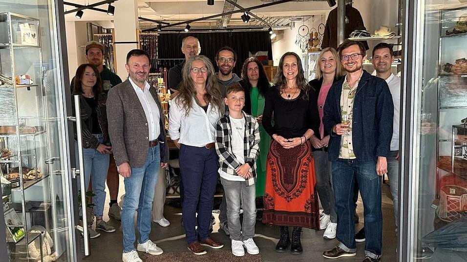 Die T&uuml;ren des Ladens 'Vici Nature' von Susanne Anderl (4.v.r.) sind ab sofort ge&ouml;ffnet. Zur Er&ouml;ffnung begr&uuml;&szlig;te sie viele G&auml;ste in der Marktstra&szlig;e 3.