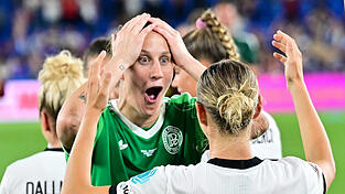 Unfassbare Freude bei Torhüterin Ann-Katrin Berger (l).