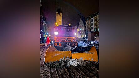 Die Mitarbeiter des Winterdiensts waren am Montag bis in die Nacht hinein im Dauereinsatz.