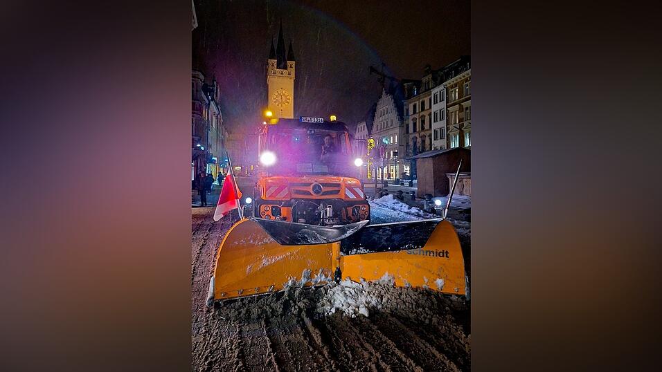 Die Mitarbeiter des Winterdiensts waren am Montag bis in die Nacht hinein im Dauereinsatz.
