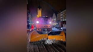 Die Mitarbeiter des Winterdiensts waren am Montag bis in die Nacht hinein im Dauereinsatz.