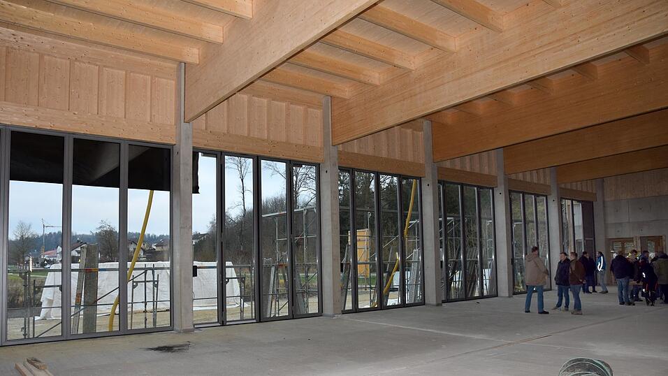 Blick auf die Feuerwehrtore in der Fahrzeughalle.