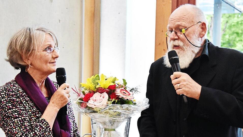 Der 'Kunst-Gruber' im Gespräch mit Rosemarie Kronberger, die federführend 27 der bisher 39 Ausstellungen im Gründerzentrum organisierte und sich mit der Vernissage von 'kürzelhaft' verabschiedete. Der 'Kunst-Gruber' im Gespräch mit Rosemarie Kronberger, die federführend 27 der bisher 39 Ausstellungen im Gründerzentrum organisierte und sich mit der Vernissage von 'kürzelhaft' verabschiedete.