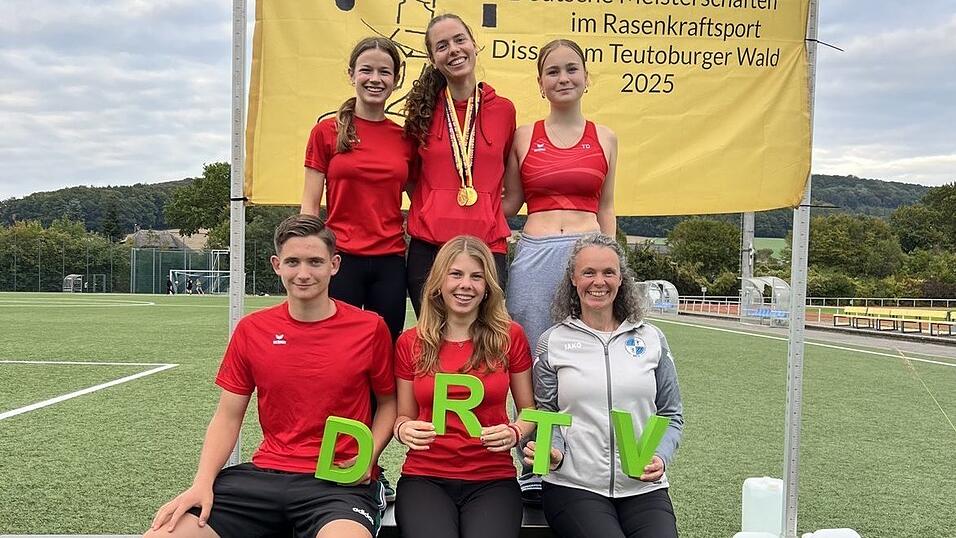 Bewiesen bei der „Deutschen“ ihre Klasse: (hinten v.l.) Mia Stangl, Pia Stern, Theresa Dudek, (vorne v.l.) Oliver Zeno Ispan, Charlotte Wallstabe und Trainerin Nicola Plößner.