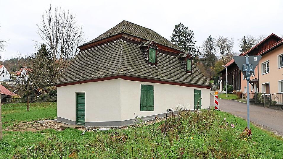 Neuen Au&szlig;enputz hat die Schussh&uuml;tte schon bekommen. Jetzt soll im Inneren wieder Leben einkehren.