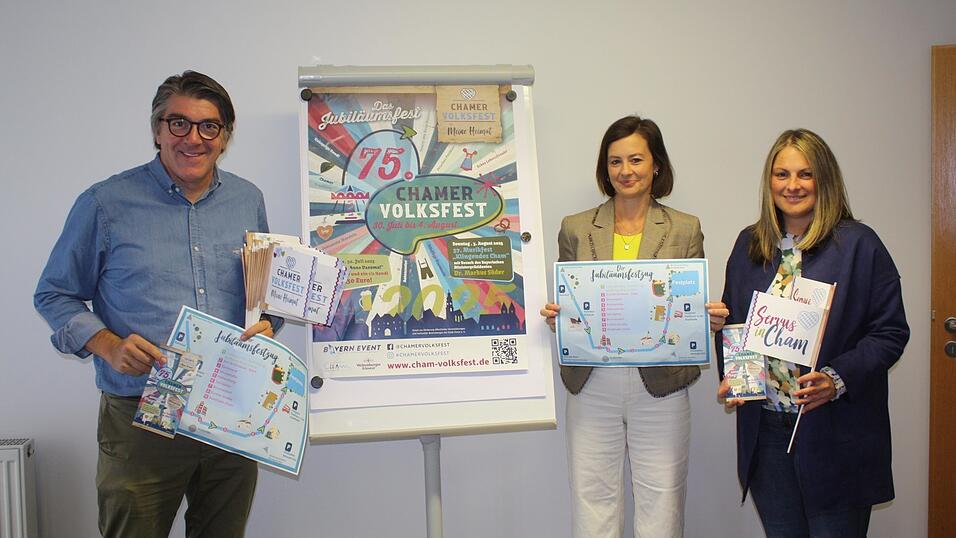 Christian Pl&ouml;tz, Vorsitzender des Volksfestvereins, Sandra Ofenbeck und Sabrina Kick (von links) pr&auml;sentieren die F&auml;hnchen und Flyer f&uuml;r den Festzug.