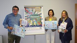 Christian Plötz, Vorsitzender des Volksfestvereins, Sandra Ofenbeck und Sabrina Kick (von links) präsentieren die Fähnchen und Flyer für den Festzug. Christian Plötz, Vorsitzender des Volksfestvereins, Sandra Ofenbeck und Sabrina Kick (von links) präsentieren die Fähnchen und Flyer für den Festzug.