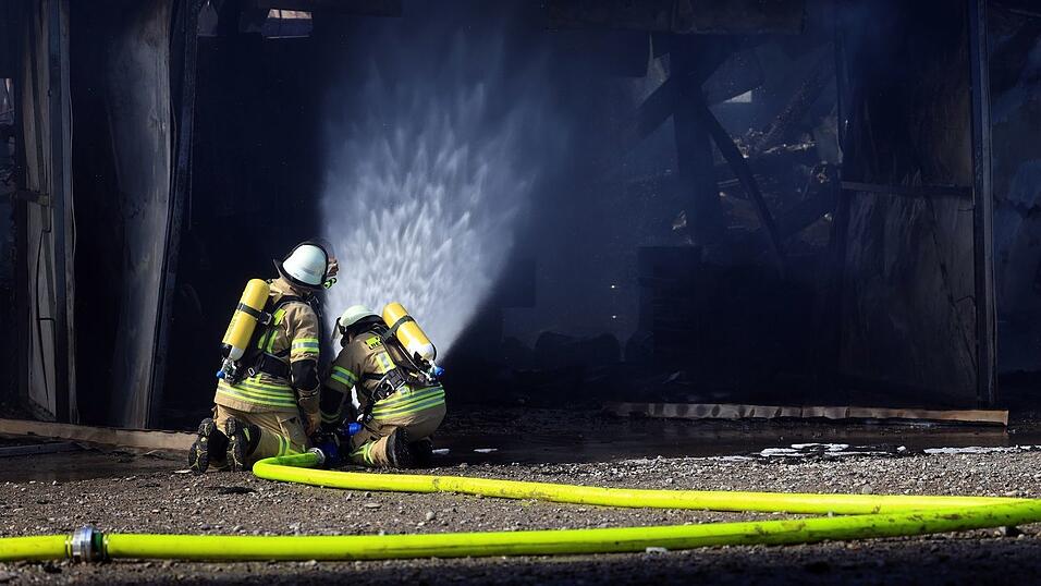 Die Feuerwehr bekämpfte das Feuer.
